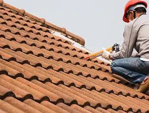 Dakdekker aan het werk